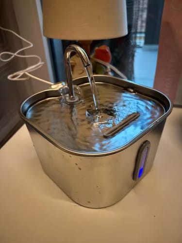 Fuente Kinets con agua fluyendo